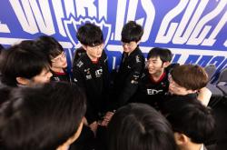 开云体育入口-冷静与激情交织！LPL完美收官