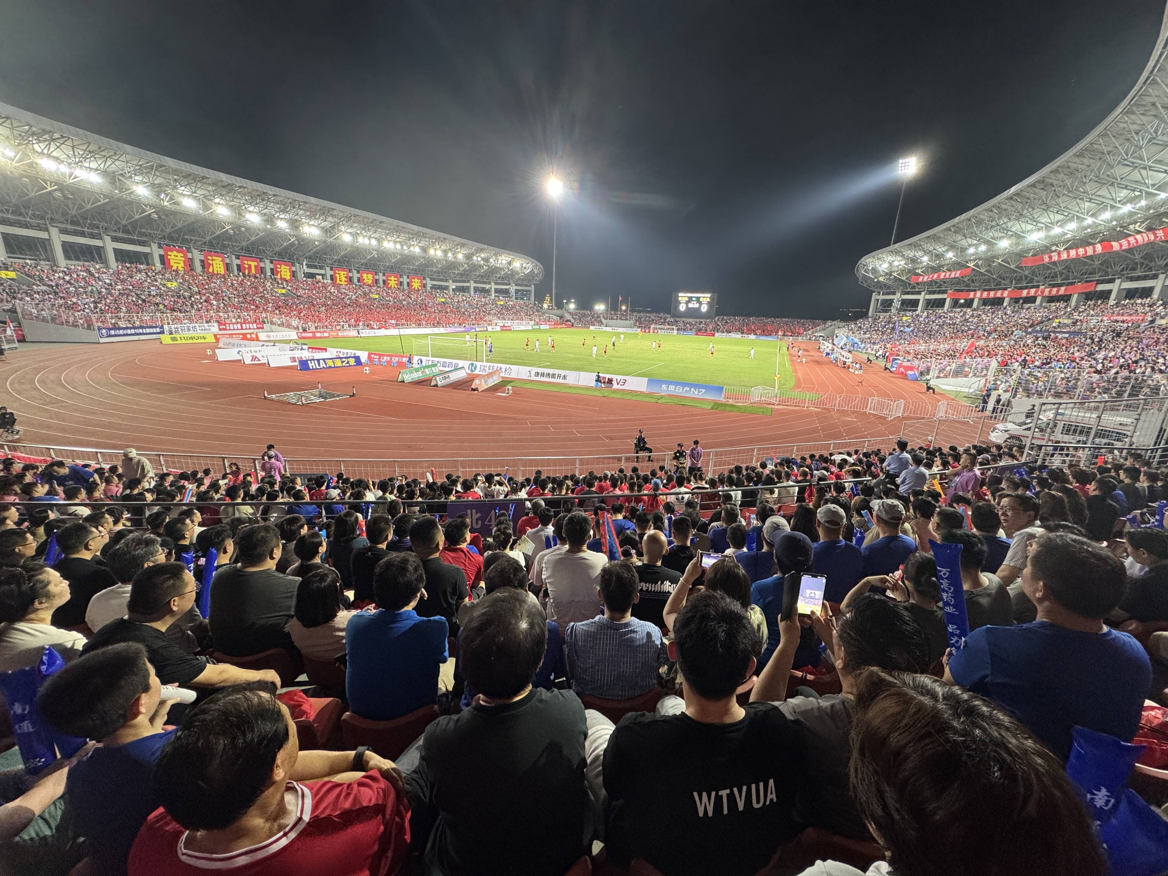 客场征战屡获胜利，球队士气高涨的简单介绍