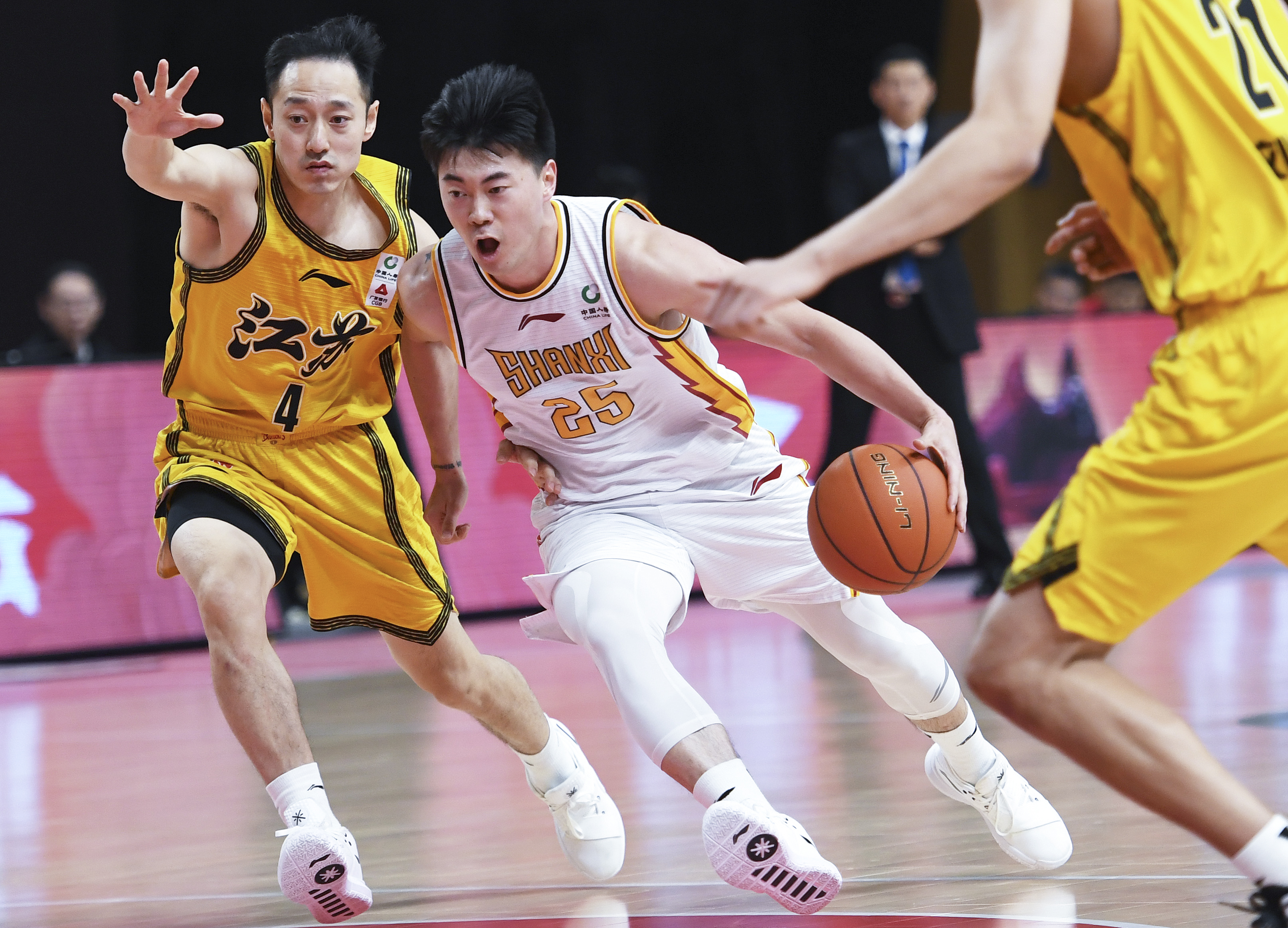 关于深圳辽宁主场取胜，迎头赛季终的信息