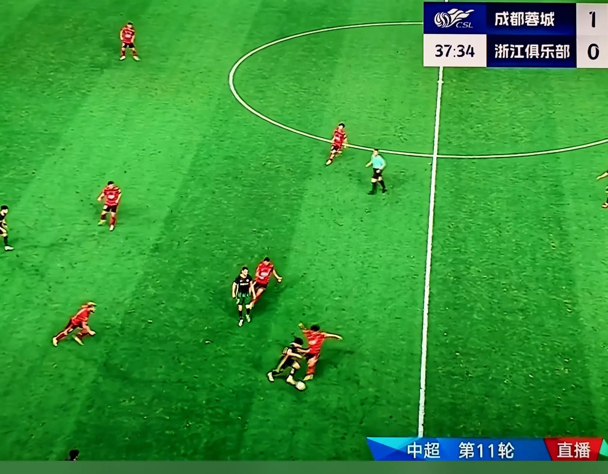 联赛中双方球队激烈对抗赛场火爆 联赛中双方球队激烈对抗赛场火爆