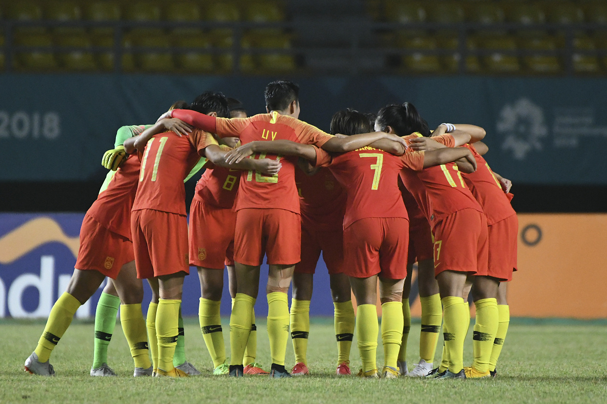 球场上的较量,国内足球队夺取胜利的喜悦 球场上的较量,国内足球队夺取胜利的喜悦