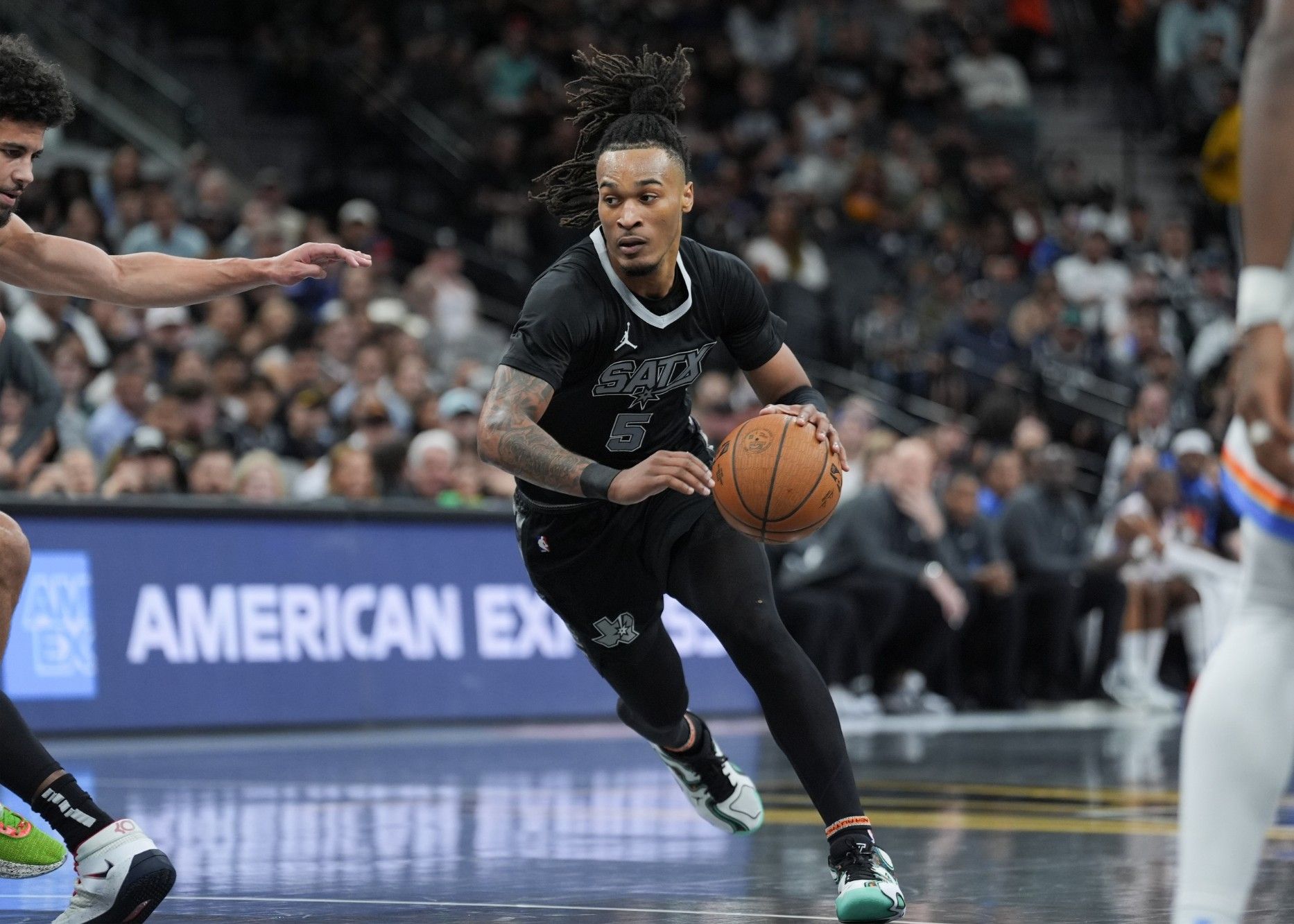 NBA球员在全明星赛中展现飒爽英姿