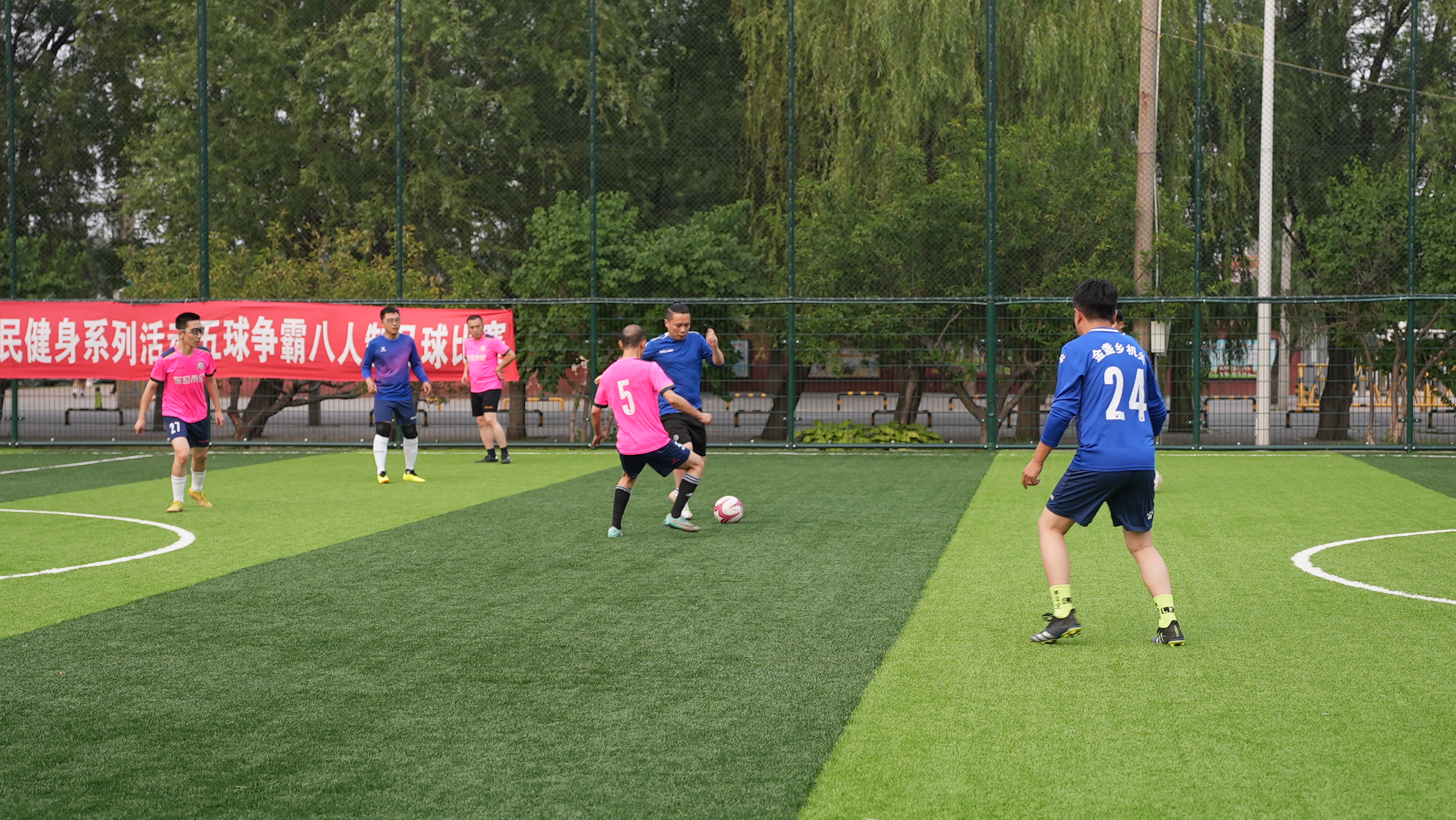 足球联赛精彩对阵让人大呼过瘾 足球联赛精彩对阵让人大呼过瘾