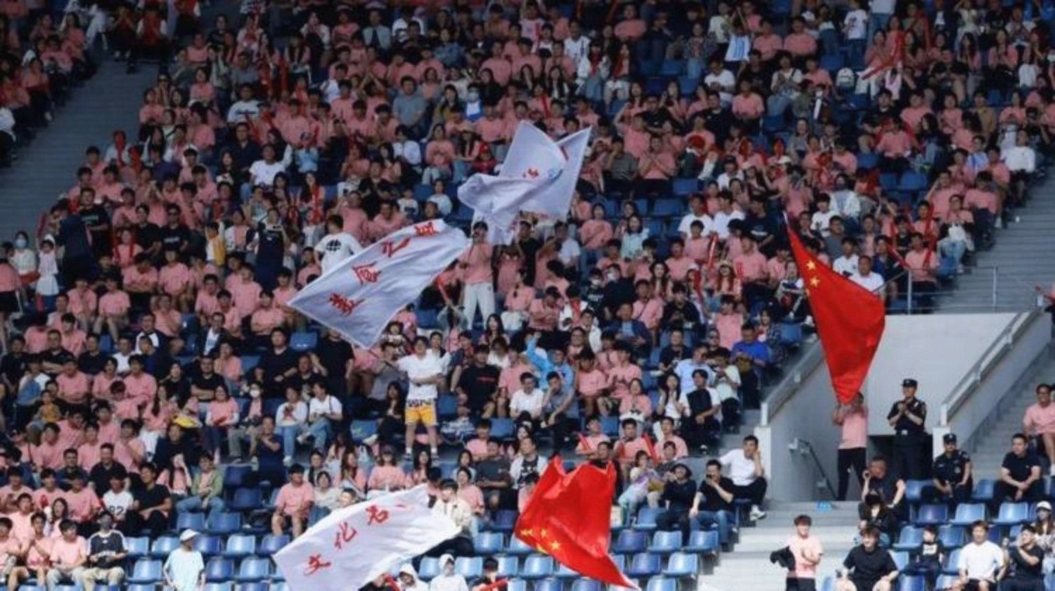 一场经典之战！拳击点燃球迷热情的简单介绍