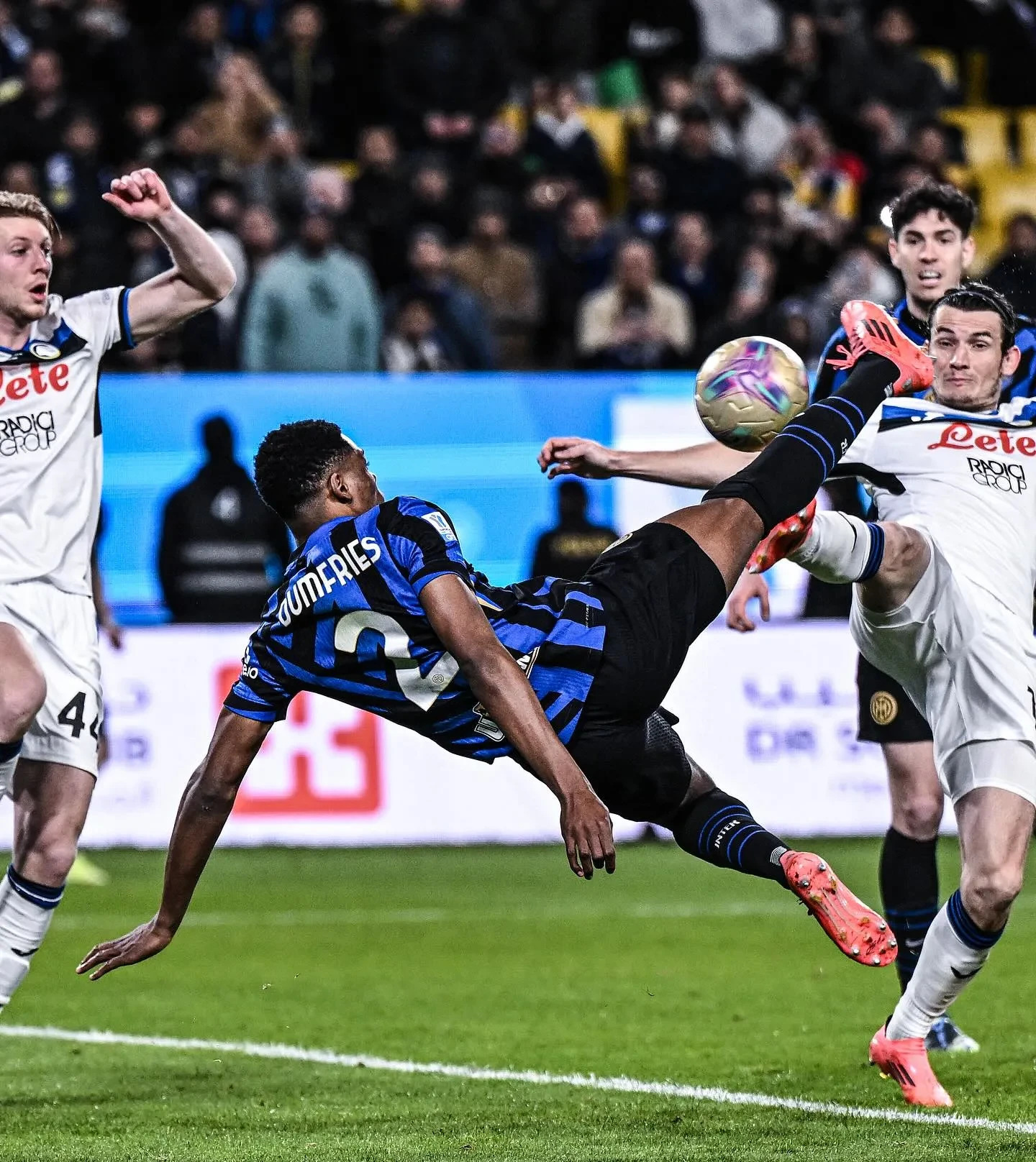 AC米兰完胜智利,梅西高光表现 AC米兰完胜智利,梅西高光表现